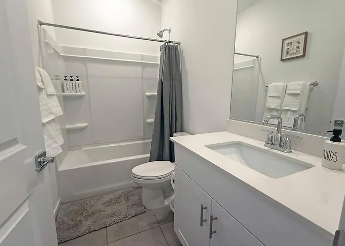 Holiday home Modern 3br Retreat Pool Access I-10 *