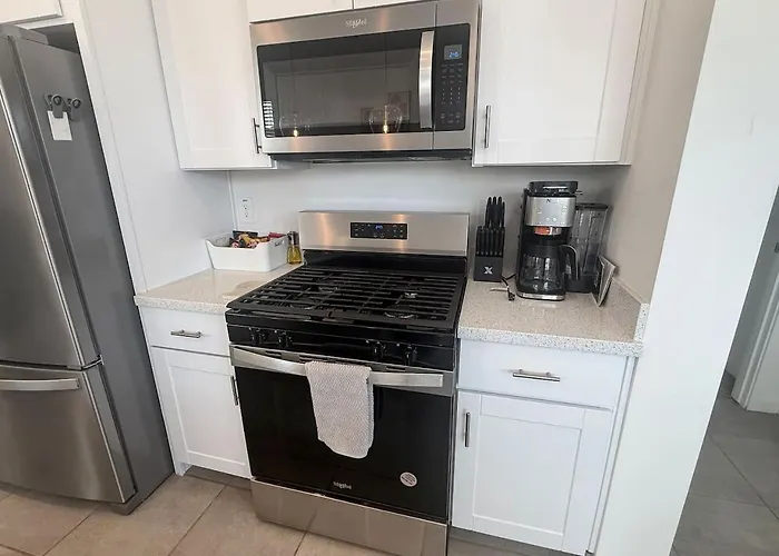 Modern 3br Retreat Pool Access I-10 Holiday home *