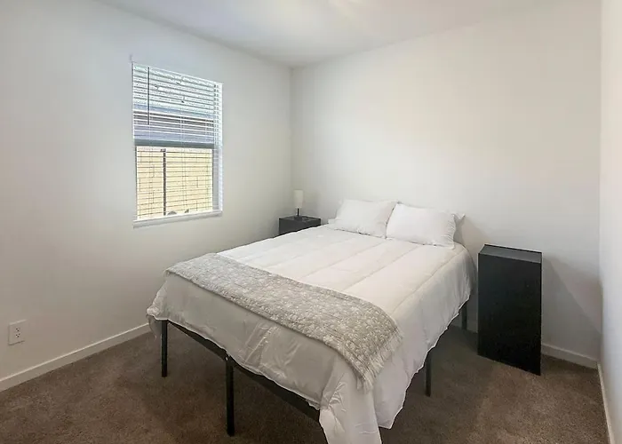 Modern 3br Retreat Pool Access I-10 Holiday home *