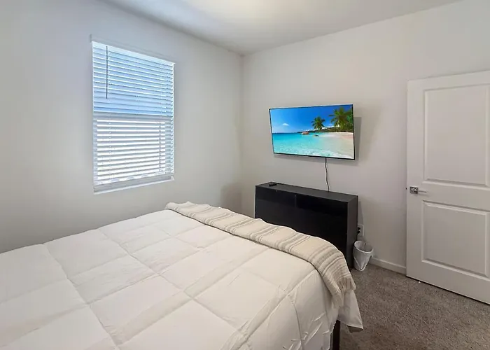 Modern 3br Retreat Pool Access I-10 Holiday home